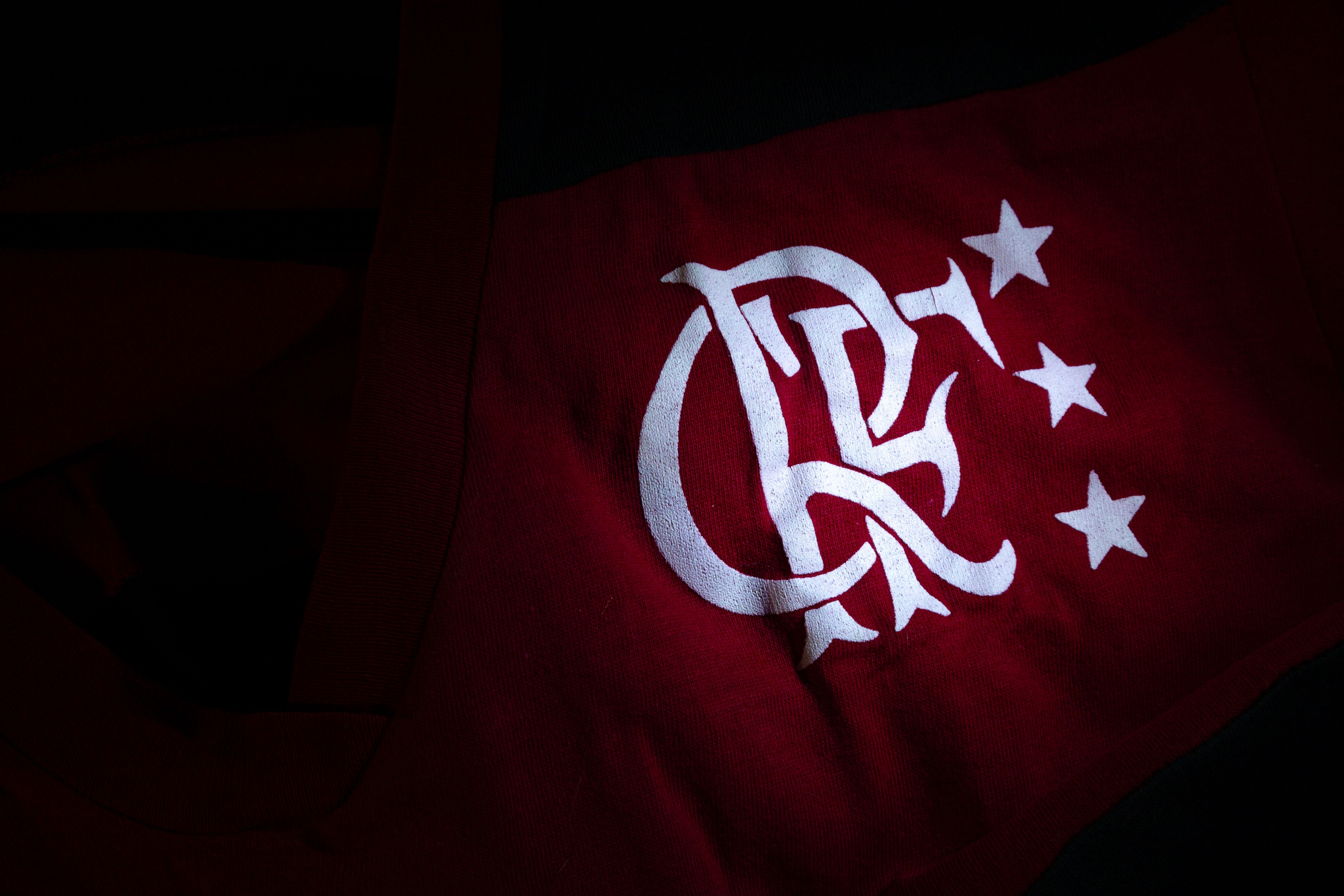 camisa no estilo retro do tradicional time do futebol brasileiro flamengo nas cores vermelho e preto