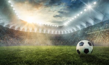 Ball liegt im Fußballstadion auf dem Rasen