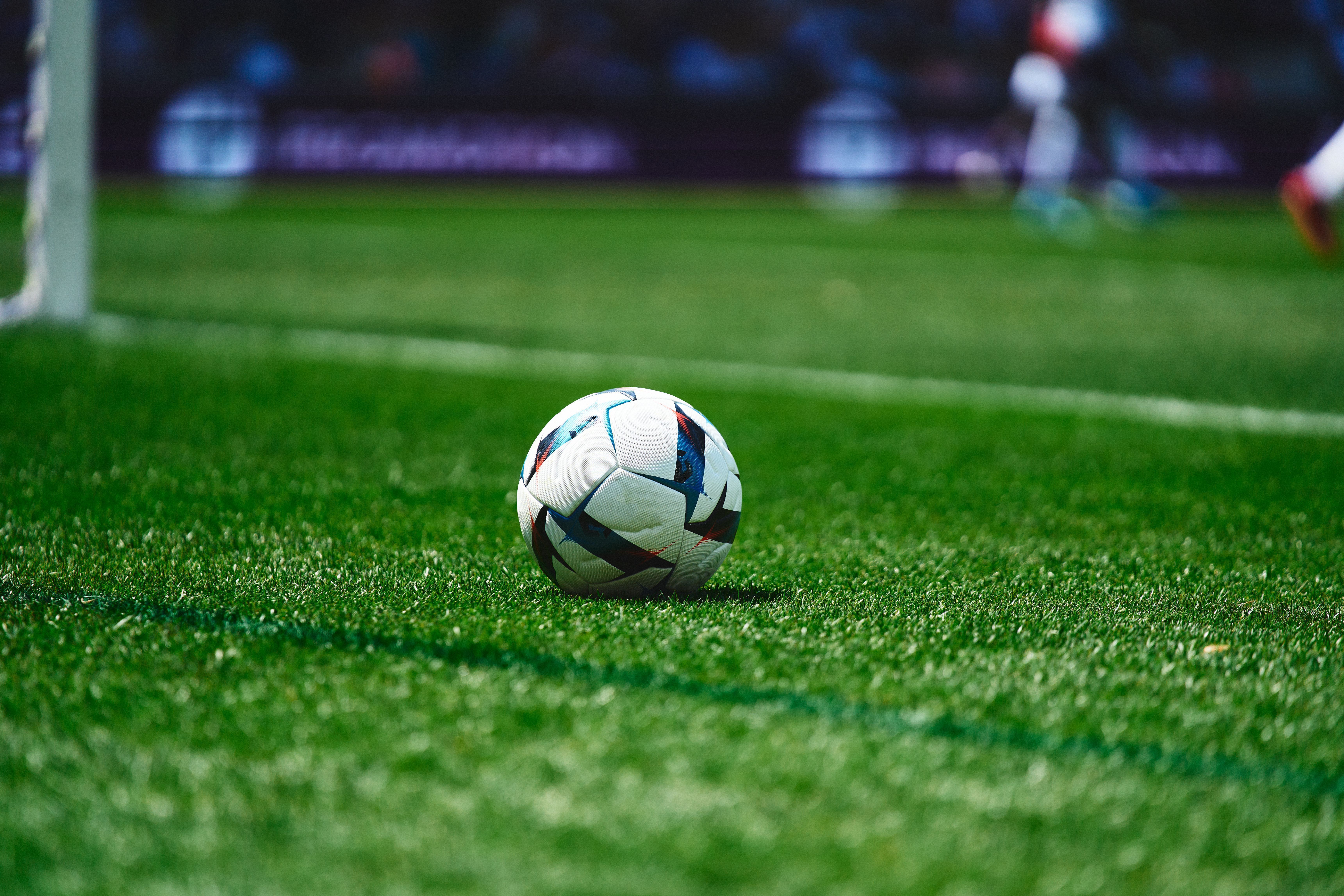 Ballon de football sur la pelouse d'un stade