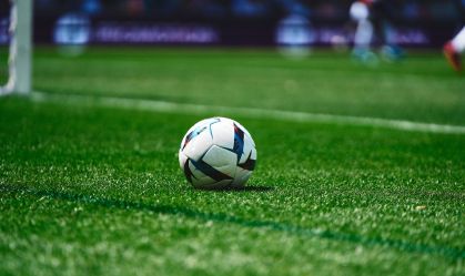 Ballon de football sur la pelouse d'un stade