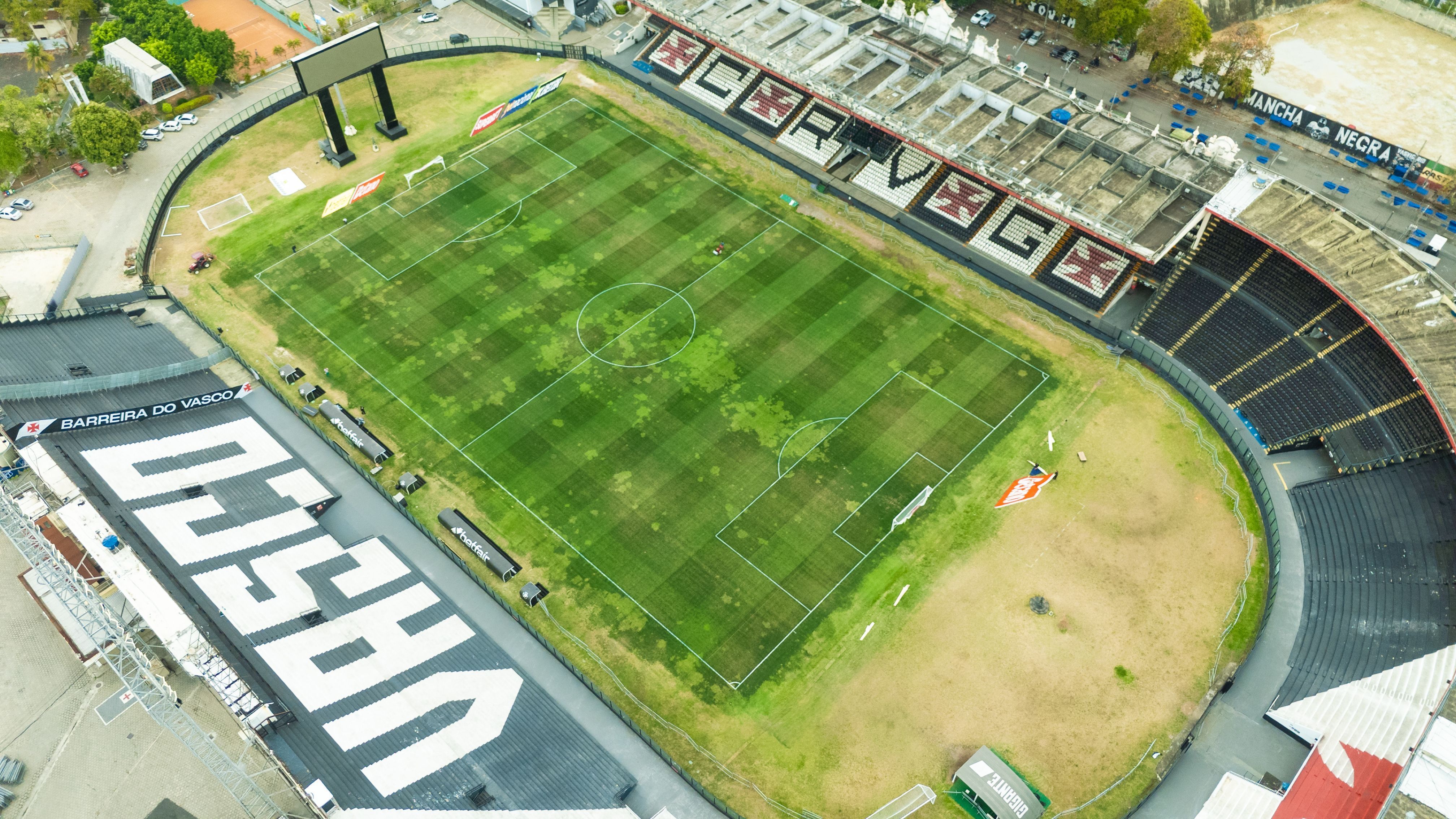 Vista aérea do estádio São Januário, casa do Vasco da Gama no Rio de Janeiro, com gramado verde e arquibancadas históricas. Rio de Janeiro RJ 10 set 25