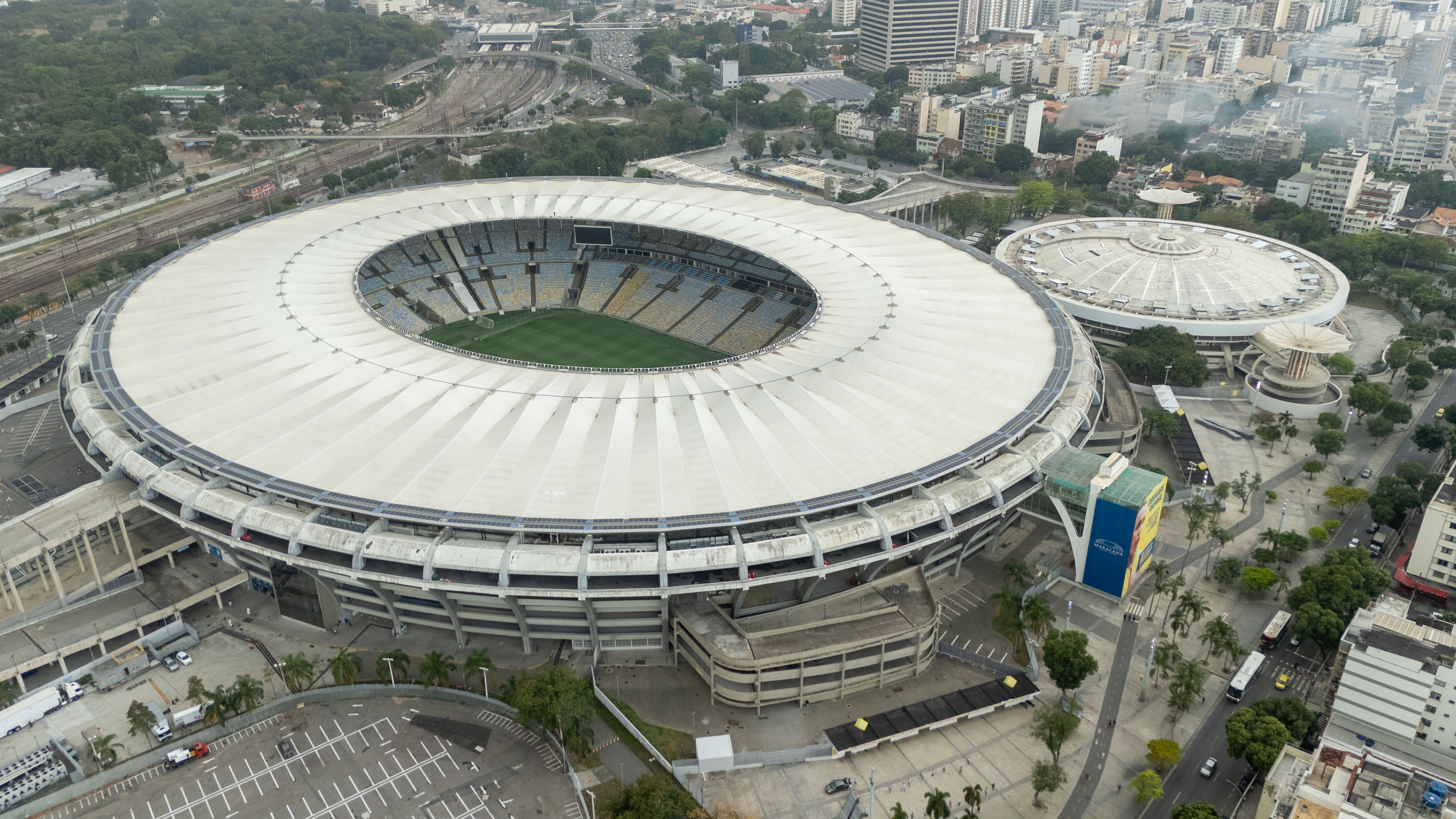 Aérea do Estádio do Maracanã no Rio de Janeiro, Brasil. Arena icônica do futebol mundial, cartão postal da cidade, cercada por prédios e a vibrante paisagem urbana carioca. Rio de Janeiro RJ 09 set 25