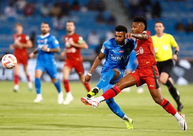 Jogadores de Al-Ettifaq e Al-Hilal durante partida válida pela Saudi Pro League 202526, em Dammam.