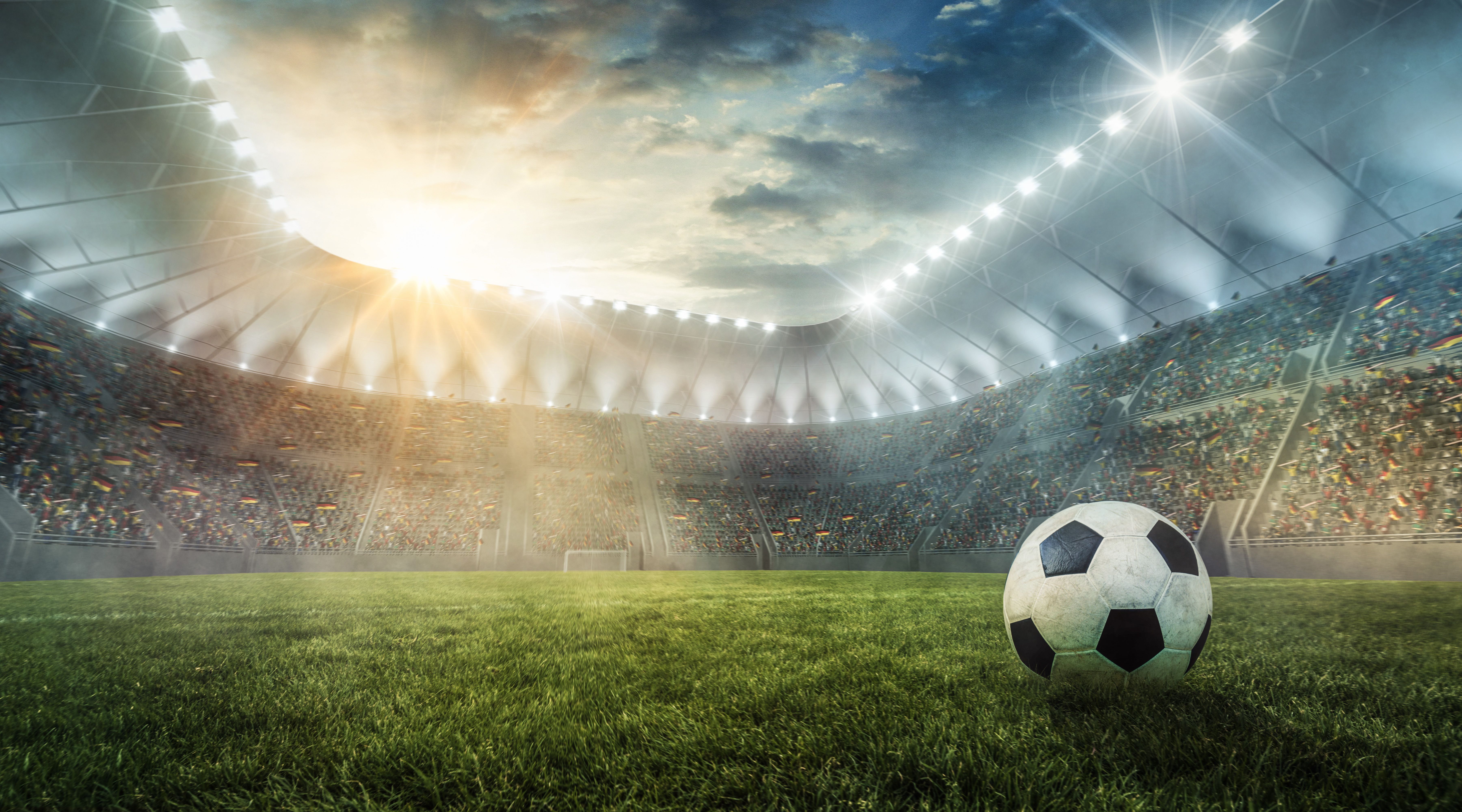 Ball liegt im Fußballstadion auf dem Rasen