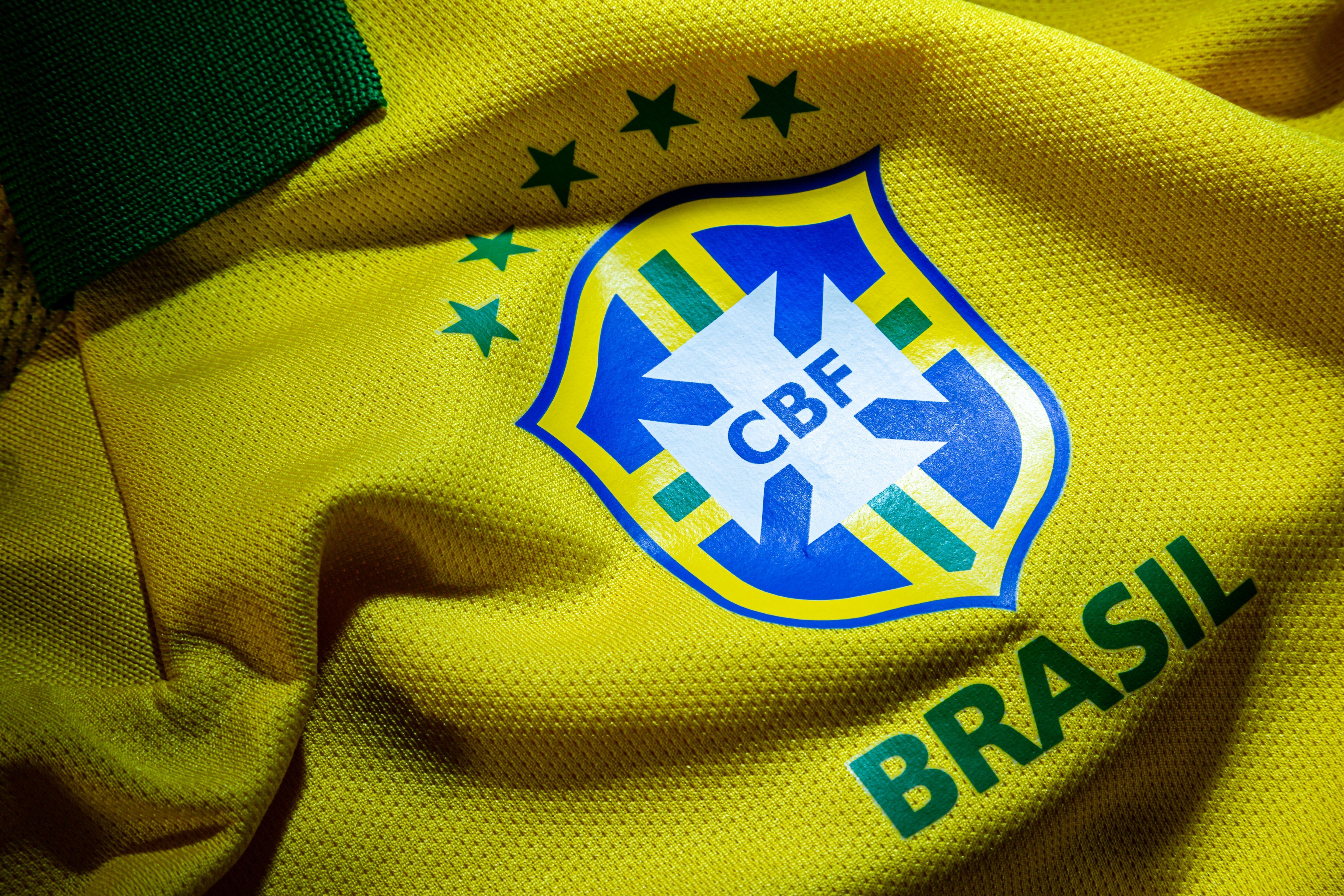 camisa oficial  da Seleção do Brasil de Futebol, a famosa camisa canarinho ao lado um crucifixo para proteção e para atrair boa sorte.