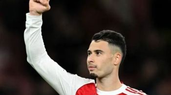 Gunners defendem a ponta do Inglês no Emirates diante de um Everton em boa fase fora de casa