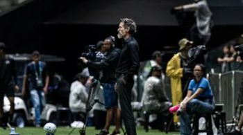 Galo tenta aproveitar a primeira vitória com Eduardo Domínguez, enquanto o Vitória aposta na força do Barradão para subir na tabela